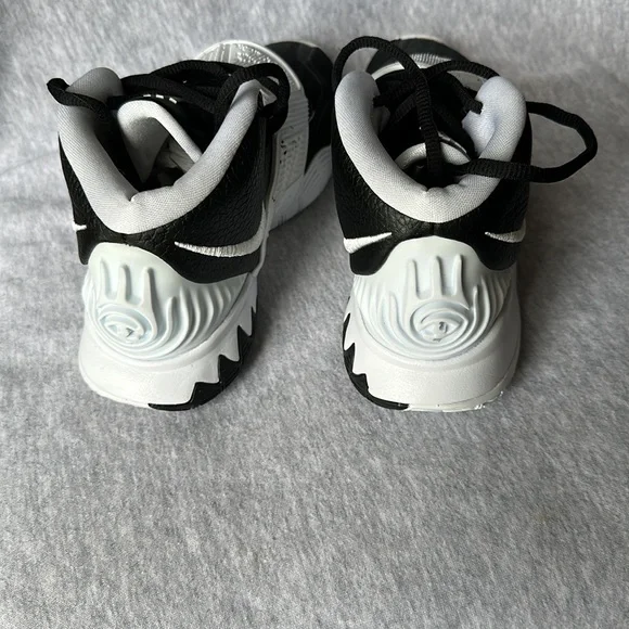 ❤️❤️ NIKE KYRIE 6 TEAM BLACK, SIZE 4.5🥰🥰🥰